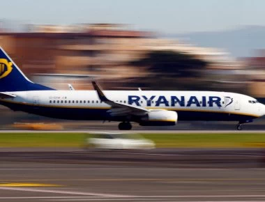 Αεροσκάφος της Ryanair που κατευθυνόταν στην Πάφο κτυπήθηκε από κεραυνό